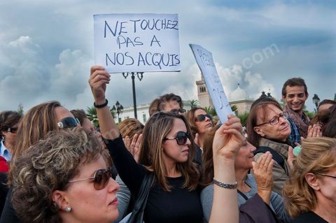 2 novembre : Plusieurs centaines de femmes tunisiennes de différentes catégories d'âges ont organisé, mercredi, à la place du gouvernement à la Kasbah, une manifestation pour «la préservation des acquis de la femme tunisienne» dans la nouvelle constitution dont l'élaboration est confiée à l'assemblée nationale constituante qui vient d'être élue le 23 octobre dernier.Les manifestantes qui s'affirment «indépendantes» ont brandi des pancartes avec des inscriptions sur lesquelles était écrit: "une constitution garante des droits de la femme tunisienne", "je suis tunisienne qui respire la liberté", "nous sommes musulmanes et pour les libertés" , ou encore "la citoyenneté n'a ni sexe ni forme".Elles ont, également, scandé divers slogans tels: "la révolution continue et pas de place aux rétrogrades" ou "le code du statut personnel est un droit et non privilège".
