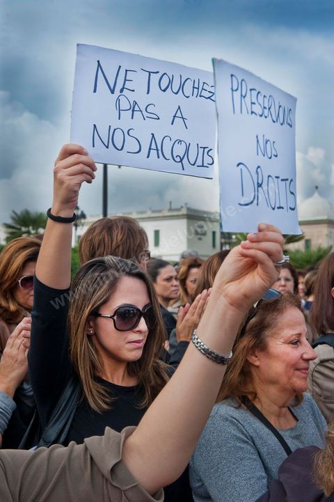 2 novembre : Plusieurs centaines de femmes tunisiennes de différentes catégories d'âges ont organisé, mercredi, à la place du gouvernement à la Kasbah, une manifestation pour «la préservation des acquis de la femme tunisienne» dans la nouvelle constitution dont l'élaboration est confiée à l'assemblée nationale constituante qui vient d'être élue le 23 octobre dernier.Les manifestantes qui s'affirment «indépendantes» ont brandi des pancartes avec des inscriptions sur lesquelles était écrit: "une constitution garante des droits de la femme tunisienne", "je suis tunisienne qui respire la liberté", "nous sommes musulmanes et pour les libertés" , ou encore "la citoyenneté n'a ni sexe ni forme".Elles ont, également, scandé divers slogans tels: "la révolution continue et pas de place aux rétrogrades" ou "le code du statut personnel est un droit et non privilège".