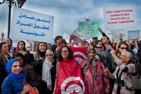 2 novembre : Plusieurs centaines de femmes tunisiennes de différentes catégories d'âges ont organisé, mercredi, à la place du gouvernement à la Kasbah, une manifestation pour «la préservation des acquis de la femme tunisienne» dans la nouvelle constitution dont l'élaboration est confiée à l'assemblée nationale constituante qui vient d'être élue le 23 octobre dernier.Les manifestantes qui s'affirment «indépendantes» ont brandi des pancartes avec des inscriptions sur lesquelles était écrit: "une constitution garante des droits de la femme tunisienne", "je suis tunisienne qui respire la liberté", "nous sommes musulmanes et pour les libertés" , ou encore "la citoyenneté n'a ni sexe ni forme".Elles ont, également, scandé divers slogans tels: "la révolution continue et pas de place aux rétrogrades" ou "le code du statut personnel est un droit et non privilège".