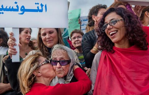 2 novembre : Plusieurs centaines de femmes tunisiennes de différentes catégories d'âges ont organisé, mercredi, à la place du gouvernement à la Kasbah, une manifestation pour «la préservation des acquis de la femme tunisienne» dans la nouvelle constitution dont l'élaboration est confiée à l'assemblée nationale constituante qui vient d'être élue le 23 octobre dernier.Les manifestantes qui s'affirment «indépendantes» ont brandi des pancartes avec des inscriptions sur lesquelles était écrit: "une constitution garante des droits de la femme tunisienne", "je suis tunisienne qui respire la liberté", "nous sommes musulmanes et pour les libertés" , ou encore "la citoyenneté n'a ni sexe ni forme".Elles ont, également, scandé divers slogans tels: "la révolution continue et pas de place aux rétrogrades" ou "le code du statut personnel est un droit et non privilège".