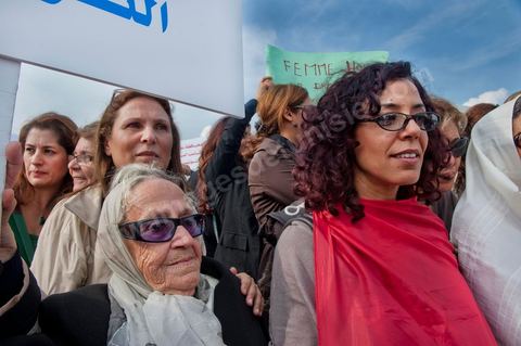 2 novembre : Plusieurs centaines de femmes tunisiennes de différentes catégories d'âges ont organisé, mercredi, à la place du gouvernement à la Kasbah, une manifestation pour «la préservation des acquis de la femme tunisienne» dans la nouvelle constitution dont l'élaboration est confiée à l'assemblée nationale constituante qui vient d'être élue le 23 octobre dernier.Les manifestantes qui s'affirment «indépendantes» ont brandi des pancartes avec des inscriptions sur lesquelles était écrit: "une constitution garante des droits de la femme tunisienne", "je suis tunisienne qui respire la liberté", "nous sommes musulmanes et pour les libertés" , ou encore "la citoyenneté n'a ni sexe ni forme".Elles ont, également, scandé divers slogans tels: "la révolution continue et pas de place aux rétrogrades" ou "le code du statut personnel est un droit et non privilège".