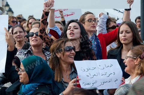 2 novembre : Plusieurs centaines de femmes tunisiennes de différentes catégories d'âges ont organisé, mercredi, à la place du gouvernement à la Kasbah, une manifestation pour «la préservation des acquis de la femme tunisienne» dans la nouvelle constitution dont l'élaboration est confiée à l'assemblée nationale constituante qui vient d'être élue le 23 octobre dernier.Les manifestantes qui s'affirment «indépendantes» ont brandi des pancartes avec des inscriptions sur lesquelles était écrit: "une constitution garante des droits de la femme tunisienne", "je suis tunisienne qui respire la liberté", "nous sommes musulmanes et pour les libertés" , ou encore "la citoyenneté n'a ni sexe ni forme".Elles ont, également, scandé divers slogans tels: "la révolution continue et pas de place aux rétrogrades" ou "le code du statut personnel est un droit et non privilège".