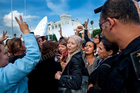2 novembre : Plusieurs centaines de femmes tunisiennes de différentes catégories d'âges ont organisé, mercredi, à la place du gouvernement à la Kasbah, une manifestation pour «la préservation des acquis de la femme tunisienne» dans la nouvelle constitution dont l'élaboration est confiée à l'assemblée nationale constituante qui vient d'être élue le 23 octobre dernier.Les manifestantes qui s'affirment «indépendantes» ont brandi des pancartes avec des inscriptions sur lesquelles était écrit: "une constitution garante des droits de la femme tunisienne", "je suis tunisienne qui respire la liberté", "nous sommes musulmanes et pour les libertés" , ou encore "la citoyenneté n'a ni sexe ni forme".Elles ont, également, scandé divers slogans tels: "la révolution continue et pas de place aux rétrogrades" ou "le code du statut personnel est un droit et non privilège".