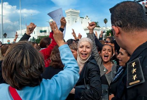 2 novembre : Plusieurs centaines de femmes tunisiennes de différentes catégories d'âges ont organisé, mercredi, à la place du gouvernement à la Kasbah, une manifestation pour «la préservation des acquis de la femme tunisienne» dans la nouvelle constitution dont l'élaboration est confiée à l'assemblée nationale constituante qui vient d'être élue le 23 octobre dernier.Les manifestantes qui s'affirment «indépendantes» ont brandi des pancartes avec des inscriptions sur lesquelles était écrit: "une constitution garante des droits de la femme tunisienne", "je suis tunisienne qui respire la liberté", "nous sommes musulmanes et pour les libertés" , ou encore "la citoyenneté n'a ni sexe ni forme".Elles ont, également, scandé divers slogans tels: "la révolution continue et pas de place aux rétrogrades" ou "le code du statut personnel est un droit et non privilège".