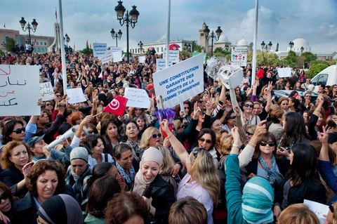 2 novembre : Plusieurs centaines de femmes tunisiennes de différentes catégories d'âges ont organisé, mercredi, à la place du gouvernement à la Kasbah, une manifestation pour «la préservation des acquis de la femme tunisienne» dans la nouvelle constitution dont l'élaboration est confiée à l'assemblée nationale constituante qui vient d'être élue le 23 octobre dernier.Les manifestantes qui s'affirment «indépendantes» ont brandi des pancartes avec des inscriptions sur lesquelles était écrit: "une constitution garante des droits de la femme tunisienne", "je suis tunisienne qui respire la liberté", "nous sommes musulmanes et pour les libertés" , ou encore "la citoyenneté n'a ni sexe ni forme".Elles ont, également, scandé divers slogans tels: "la révolution continue et pas de place aux rétrogrades" ou "le code du statut personnel est un droit et non privilège".