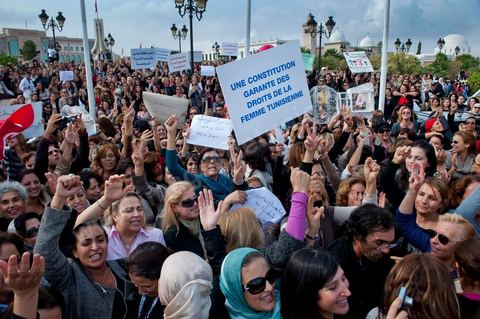 2 novembre : Plusieurs centaines de femmes tunisiennes de différentes catégories d'âges ont organisé, mercredi, à la place du gouvernement à la Kasbah, une manifestation pour «la préservation des acquis de la femme tunisienne» dans la nouvelle constitution dont l'élaboration est confiée à l'assemblée nationale constituante qui vient d'être élue le 23 octobre dernier.Les manifestantes qui s'affirment «indépendantes» ont brandi des pancartes avec des inscriptions sur lesquelles était écrit: "une constitution garante des droits de la femme tunisienne", "je suis tunisienne qui respire la liberté", "nous sommes musulmanes et pour les libertés" , ou encore "la citoyenneté n'a ni sexe ni forme".Elles ont, également, scandé divers slogans tels: "la révolution continue et pas de place aux rétrogrades" ou "le code du statut personnel est un droit et non privilège".