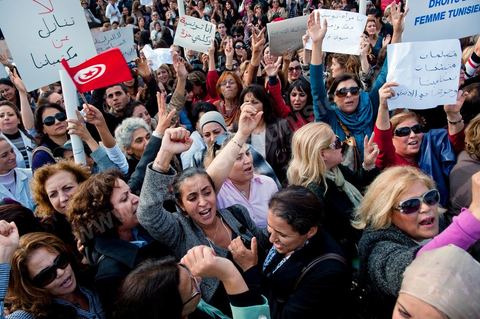 2 novembre : Plusieurs centaines de femmes tunisiennes de différentes catégories d'âges ont organisé, mercredi, à la place du gouvernement à la Kasbah, une manifestation pour «la préservation des acquis de la femme tunisienne» dans la nouvelle constitution dont l'élaboration est confiée à l'assemblée nationale constituante qui vient d'être élue le 23 octobre dernier.Les manifestantes qui s'affirment «indépendantes» ont brandi des pancartes avec des inscriptions sur lesquelles était écrit: "une constitution garante des droits de la femme tunisienne", "je suis tunisienne qui respire la liberté", "nous sommes musulmanes et pour les libertés" , ou encore "la citoyenneté n'a ni sexe ni forme".Elles ont, également, scandé divers slogans tels: "la révolution continue et pas de place aux rétrogrades" ou "le code du statut personnel est un droit et non privilège".