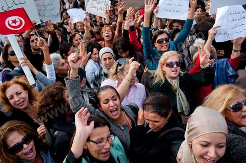 2 novembre : Plusieurs centaines de femmes tunisiennes de différentes catégories d'âges ont organisé, mercredi, à la place du gouvernement à la Kasbah, une manifestation pour «la préservation des acquis de la femme tunisienne» dans la nouvelle constitution dont l'élaboration est confiée à l'assemblée nationale constituante qui vient d'être élue le 23 octobre dernier.Les manifestantes qui s'affirment «indépendantes» ont brandi des pancartes avec des inscriptions sur lesquelles était écrit: "une constitution garante des droits de la femme tunisienne", "je suis tunisienne qui respire la liberté", "nous sommes musulmanes et pour les libertés" , ou encore "la citoyenneté n'a ni sexe ni forme".Elles ont, également, scandé divers slogans tels: "la révolution continue et pas de place aux rétrogrades" ou "le code du statut personnel est un droit et non privilège".