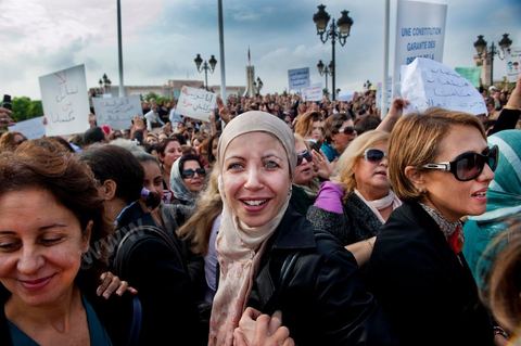 2 novembre : Plusieurs centaines de femmes tunisiennes de différentes catégories d'âges ont organisé, mercredi, à la place du gouvernement à la Kasbah, une manifestation pour «la préservation des acquis de la femme tunisienne» dans la nouvelle constitution dont l'élaboration est confiée à l'assemblée nationale constituante qui vient d'être élue le 23 octobre dernier.Les manifestantes qui s'affirment «indépendantes» ont brandi des pancartes avec des inscriptions sur lesquelles était écrit: "une constitution garante des droits de la femme tunisienne", "je suis tunisienne qui respire la liberté", "nous sommes musulmanes et pour les libertés" , ou encore "la citoyenneté n'a ni sexe ni forme".Elles ont, également, scandé divers slogans tels: "la révolution continue et pas de place aux rétrogrades" ou "le code du statut personnel est un droit et non privilège".