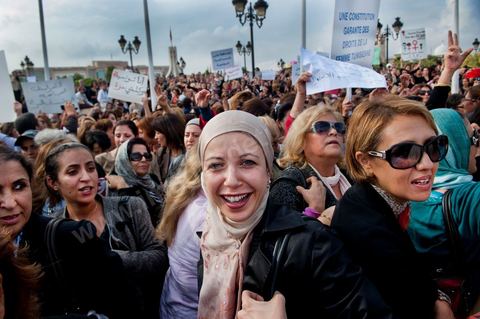 2 novembre : Plusieurs centaines de femmes tunisiennes de différentes catégories d'âges ont organisé, mercredi, à la place du gouvernement à la Kasbah, une manifestation pour «la préservation des acquis de la femme tunisienne» dans la nouvelle constitution dont l'élaboration est confiée à l'assemblée nationale constituante qui vient d'être élue le 23 octobre dernier.Les manifestantes qui s'affirment «indépendantes» ont brandi des pancartes avec des inscriptions sur lesquelles était écrit: "une constitution garante des droits de la femme tunisienne", "je suis tunisienne qui respire la liberté", "nous sommes musulmanes et pour les libertés" , ou encore "la citoyenneté n'a ni sexe ni forme".Elles ont, également, scandé divers slogans tels: "la révolution continue et pas de place aux rétrogrades" ou "le code du statut personnel est un droit et non privilège".
