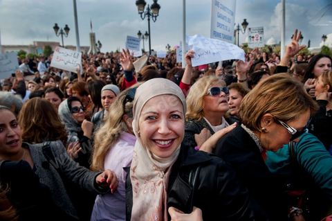2 novembre : Plusieurs centaines de femmes tunisiennes de différentes catégories d'âges ont organisé, mercredi, à la place du gouvernement à la Kasbah, une manifestation pour «la préservation des acquis de la femme tunisienne» dans la nouvelle constitution dont l'élaboration est confiée à l'assemblée nationale constituante qui vient d'être élue le 23 octobre dernier.Les manifestantes qui s'affirment «indépendantes» ont brandi des pancartes avec des inscriptions sur lesquelles était écrit: "une constitution garante des droits de la femme tunisienne", "je suis tunisienne qui respire la liberté", "nous sommes musulmanes et pour les libertés" , ou encore "la citoyenneté n'a ni sexe ni forme".Elles ont, également, scandé divers slogans tels: "la révolution continue et pas de place aux rétrogrades" ou "le code du statut personnel est un droit et non privilège".