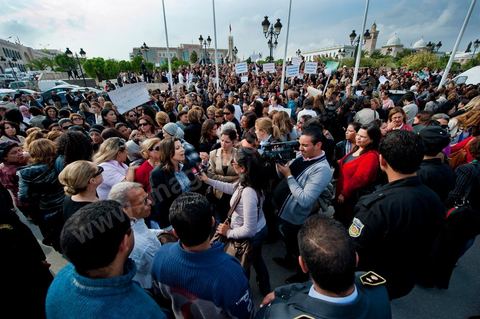 2 novembre : Plusieurs centaines de femmes tunisiennes de différentes catégories d'âges ont organisé, mercredi, à la place du gouvernement à la Kasbah, une manifestation pour «la préservation des acquis de la femme tunisienne» dans la nouvelle constitution dont l'élaboration est confiée à l'assemblée nationale constituante qui vient d'être élue le 23 octobre dernier.Les manifestantes qui s'affirment «indépendantes» ont brandi des pancartes avec des inscriptions sur lesquelles était écrit: "une constitution garante des droits de la femme tunisienne", "je suis tunisienne qui respire la liberté", "nous sommes musulmanes et pour les libertés" , ou encore "la citoyenneté n'a ni sexe ni forme".Elles ont, également, scandé divers slogans tels: "la révolution continue et pas de place aux rétrogrades" ou "le code du statut personnel est un droit et non privilège".