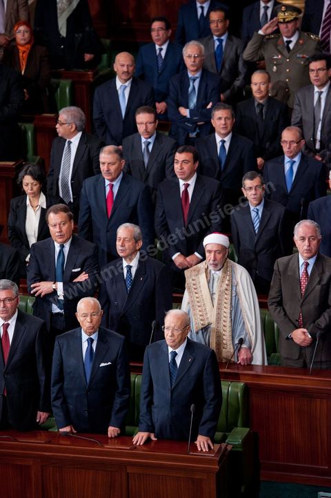 22 novembre 2011 : Première réunion de l'assemblée constituante élue le 23 octobre avce en 1ère séance la présence des 217 députés élus, les membres du gouvernement de Beji CaÎd Essebsi sortant et le Président la République sortant M. Foued Mbazaa. Ici les membres du gouvernement avec en bas le Premier ministre sortant