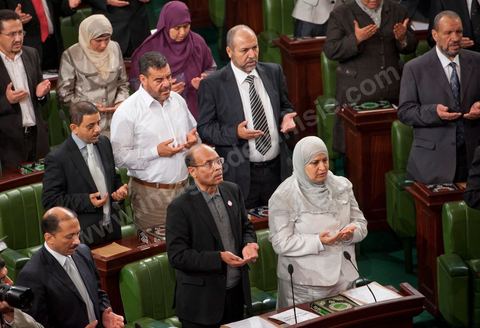 22 novembre 2011 : Première réunion de l'assemblée constituante élue le 23 octobre avce en 1ère séance la présence des 217 députés élus, les membres du gouvernement de Beji CaÎd Essebsi sortant et le Président la République sortant M. Foued Mbazaa. en bas Moncef Marzouji le Futur président de la république