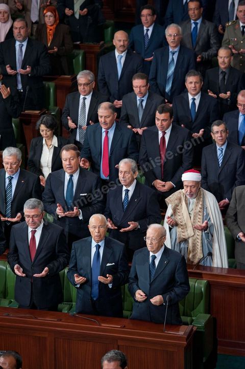 22 novembre 2011 : Première réunion de l'assemblée constituante élue le 23 octobre avce en 1ère séance la présence des 217 députés élus, les membres du gouvernement de Beji CaÎd Essebsi sortant et le Président la République sortant M. Foued Mbazaa. Ici les membres du gouvernement avec en bas le Premier ministre sortant