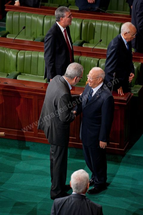 22 novembre 2011 : Première réunion de l'assemblée constituante élue le 23 octobre avce en 1ère séance la présence des 217 députés élus, les membres du gouvernement de Beji CaÎd Essebsi sortant et le Président la République sortant M. Foued Mbazaa. 