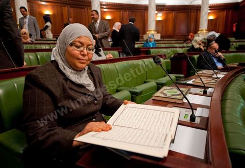 22 novembre 2011 : Députées s'installant pour la Première réunion de l'assemblée constituante élue le 23 octobre avce en 1ère séance la présence des 217 députés élus, les membres du gouvernement de Beji CaÎd Essebsi sortant et le Président la République sortant M. Foued Mbazaa. 