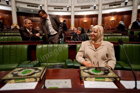 22 novembre 2011 : Députées s'installant pour la Première réunion de l'assemblée constituante élue le 23 octobre avce en 1ère séance la présence des 217 députés élus, les membres du gouvernement de Beji CaÎd Essebsi sortant et le Président la République sortant M. Foued Mbazaa. 