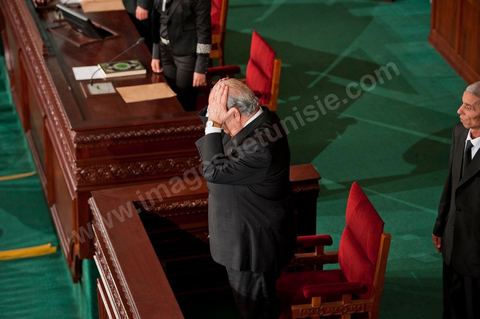 22 novembre 2011 : Le président sortant M. Foued Mbazaa pour la Première réunion de l'assemblée constituante élue le 23 octobre avce en 1ère séance la présence des 217 députés élus, les membres du gouvernement de Beji CaÎd Essebsi sortant et le Président la République sortant M. Foued Mbazaa. 
