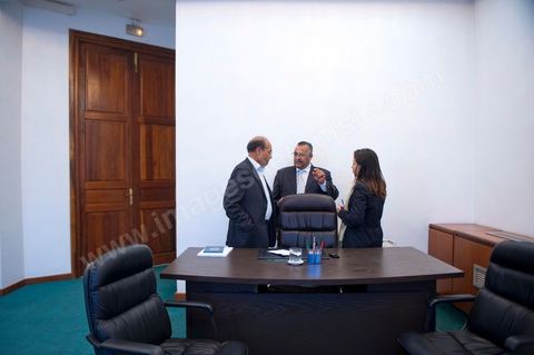 30 novembre 2011 : une journée dans le bureau de Moncef Marzouki à l'assemblée nationale lors des dernières tractactions de crise avec Ennahdha pour la mise ne place du gouvenrment de coalition. Les points de tension portent sur le réglement intérieur de l'assemblée et la feuille de route et la mini constitution pour régir le fonctionnement de l'état pour pour cette année de transition. Moncef Marzouki, présenti comme Président de la République refuse les porpositions d'Ennahdha : «Je n'accepterai jamais une présidence fictive. J'opterai pour une présidence avec des prérogatives réelles dans le cadre d'un régime qui confèrera aux trois présidences le rôle qui leur sied dans la gestion de la phase délicate dans laquelle s'engage le pays », a affirmé, mercredi, le Secrétaire général du Congrès pour la République (CPR) Moncef Marzouki dans la page officielle du parti sur Facebook.