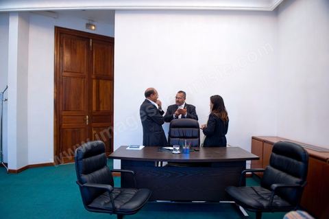 30 novembre 2011 : une journée dans le bureau de Moncef Marzouki à l'assemblée nationale lors des dernières tractactions de crise avec Ennahdha pour la mise ne place du gouvenrment de coalition. Les points de tension portent sur le réglement intérieur de l'assemblée et la feuille de route et la mini constitution pour régir le fonctionnement de l'état pour pour cette année de transition. Moncef Marzouki, présenti comme Président de la République refuse les porpositions d'Ennahdha : «Je n'accepterai jamais une présidence fictive. J'opterai pour une présidence avec des prérogatives réelles dans le cadre d'un régime qui confèrera aux trois présidences le rôle qui leur sied dans la gestion de la phase délicate dans laquelle s'engage le pays », a affirmé, mercredi, le Secrétaire général du Congrès pour la République (CPR) Moncef Marzouki dans la page officielle du parti sur Facebook.