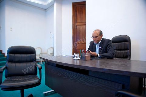 30 novembre 2011 : une journée dans le bureau de Moncef Marzouki à l'assemblée nationale lors des dernières tractactions de crise avec Ennahdha pour la mise ne place du gouvenrment de coalition. Les points de tension portent sur le réglement intérieur de l'assemblée et la feuille de route et la mini constitution pour régir le fonctionnement de l'état pour pour cette année de transition. Moncef Marzouki, présenti comme Président de la République refuse les porpositions d'Ennahdha : «Je n'accepterai jamais une présidence fictive. J'opterai pour une présidence avec des prérogatives réelles dans le cadre d'un régime qui confèrera aux trois présidences le rôle qui leur sied dans la gestion de la phase délicate dans laquelle s'engage le pays », a affirmé, mercredi, le Secrétaire général du Congrès pour la République (CPR) Moncef Marzouki dans la page officielle du parti sur Facebook.