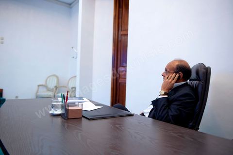 30 novembre 2011 : une journée dans le bureau de Moncef Marzouki à l'assemblée nationale lors des dernières tractactions de crise avec Ennahdha pour la mise ne place du gouvenrment de coalition. Les points de tension portent sur le réglement intérieur de l'assemblée et la feuille de route et la mini constitution pour régir le fonctionnement de l'état pour pour cette année de transition. Moncef Marzouki, présenti comme Président de la République refuse les porpositions d'Ennahdha : «Je n'accepterai jamais une présidence fictive. J'opterai pour une présidence avec des prérogatives réelles dans le cadre d'un régime qui confèrera aux trois présidences le rôle qui leur sied dans la gestion de la phase délicate dans laquelle s'engage le pays », a affirmé, mercredi, le Secrétaire général du Congrès pour la République (CPR) Moncef Marzouki dans la page officielle du parti sur Facebook.