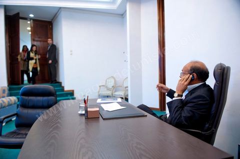 30 novembre 2011 : une journée dans le bureau de Moncef Marzouki à l'assemblée nationale lors des dernières tractactions de crise avec Ennahdha pour la mise ne place du gouvenrment de coalition. Les points de tension portent sur le réglement intérieur de l'assemblée et la feuille de route et la mini constitution pour régir le fonctionnement de l'état pour pour cette année de transition. Moncef Marzouki, présenti comme Président de la République refuse les porpositions d'Ennahdha : «Je n'accepterai jamais une présidence fictive. J'opterai pour une présidence avec des prérogatives réelles dans le cadre d'un régime qui confèrera aux trois présidences le rôle qui leur sied dans la gestion de la phase délicate dans laquelle s'engage le pays », a affirmé, mercredi, le Secrétaire général du Congrès pour la République (CPR) Moncef Marzouki dans la page officielle du parti sur Facebook.