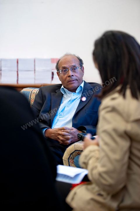 30 novembre 2011 : Interview avec une journaliste de la BBC. une journée dans le bureau de Moncef Marzouki à l'assemblée nationale lors des dernières tractactions de crise avec Ennahdha pour la mise ne place du gouvenrment de coalition. Les points de tension portent sur le réglement intérieur de l'assemblée et la feuille de route et la mini constitution pour régir le fonctionnement de l'état pour pour cette année de transition. Moncef Marzouki, présenti comme Président de la République refuse les porpositions d'Ennahdha : «Je n'accepterai jamais une présidence fictive. J'opterai pour une présidence avec des prérogatives réelles dans le cadre d'un régime qui confèrera aux trois présidences le rôle qui leur sied dans la gestion de la phase délicate dans laquelle s'engage le pays », a affirmé, mercredi, le Secrétaire général du Congrès pour la République (CPR) Moncef Marzouki dans la page officielle du parti sur Facebook.