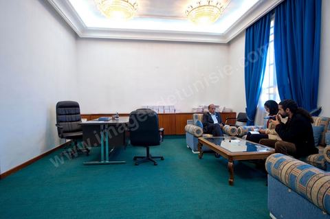 30 novembre 2011 : Interview avec une journaliste de la BBC. une journée dans le bureau de Moncef Marzouki à l'assemblée nationale lors des dernières tractactions de crise avec Ennahdha pour la mise ne place du gouvenrment de coalition. Les points de tension portent sur le réglement intérieur de l'assemblée et la feuille de route et la mini constitution pour régir le fonctionnement de l'état pour pour cette année de transition. Moncef Marzouki, présenti comme Président de la République refuse les porpositions d'Ennahdha : «Je n'accepterai jamais une présidence fictive. J'opterai pour une présidence avec des prérogatives réelles dans le cadre d'un régime qui confèrera aux trois présidences le rôle qui leur sied dans la gestion de la phase délicate dans laquelle s'engage le pays », a affirmé, mercredi, le Secrétaire général du Congrès pour la République (CPR) Moncef Marzouki dans la page officielle du parti sur Facebook.