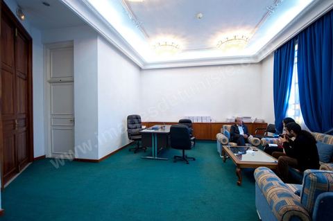30 novembre 2011 : Interview avec une journaliste de la BBC. une journée dans le bureau de Moncef Marzouki à l'assemblée nationale lors des dernières tractactions de crise avec Ennahdha pour la mise ne place du gouvenrment de coalition. Les points de tension portent sur le réglement intérieur de l'assemblée et la feuille de route et la mini constitution pour régir le fonctionnement de l'état pour pour cette année de transition. Moncef Marzouki, présenti comme Président de la République refuse les porpositions d'Ennahdha : «Je n'accepterai jamais une présidence fictive. J'opterai pour une présidence avec des prérogatives réelles dans le cadre d'un régime qui confèrera aux trois présidences le rôle qui leur sied dans la gestion de la phase délicate dans laquelle s'engage le pays », a affirmé, mercredi, le Secrétaire général du Congrès pour la République (CPR) Moncef Marzouki dans la page officielle du parti sur Facebook.