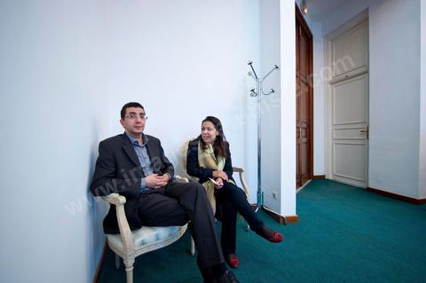 30 novembre 2011 : une journée dans le bureau de Moncef Marzouki à l'assemblée nationale lors des dernières tractactions de crise avec Ennahdha pour la mise ne place du gouvenrment de coalition. Les points de tension portent sur le réglement intérieur de l'assemblée et la feuille de route et la mini constitution pour régir le fonctionnement de l'état pour pour cette année de transition. Moncef Marzouki, présenti comme Président de la République refuse les porpositions d'Ennahdha : «Je n'accepterai jamais une présidence fictive. J'opterai pour une présidence avec des prérogatives réelles dans le cadre d'un régime qui confèrera aux trois présidences le rôle qui leur sied dans la gestion de la phase délicate dans laquelle s'engage le pays », a affirmé, mercredi, le Secrétaire général du Congrès pour la République (CPR) Moncef Marzouki dans la page officielle du parti sur Facebook.