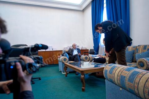 30 novembre 2011 : Interview avec une journaliste de la BBC. une journée dans le bureau de Moncef Marzouki à l'assemblée nationale lors des dernières tractactions de crise avec Ennahdha pour la mise ne place du gouvenrment de coalition. Les points de tension portent sur le réglement intérieur de l'assemblée et la feuille de route et la mini constitution pour régir le fonctionnement de l'état pour pour cette année de transition. Moncef Marzouki, présenti comme Président de la République refuse les porpositions d'Ennahdha : «Je n'accepterai jamais une présidence fictive. J'opterai pour une présidence avec des prérogatives réelles dans le cadre d'un régime qui confèrera aux trois présidences le rôle qui leur sied dans la gestion de la phase délicate dans laquelle s'engage le pays », a affirmé, mercredi, le Secrétaire général du Congrès pour la République (CPR) Moncef Marzouki dans la page officielle du parti sur Facebook.