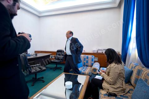 30 novembre 2011 : Interview avec une journaliste de la BBC. une journée dans le bureau de Moncef Marzouki à l'assemblée nationale lors des dernières tractactions de crise avec Ennahdha pour la mise ne place du gouvenrment de coalition. Les points de tension portent sur le réglement intérieur de l'assemblée et la feuille de route et la mini constitution pour régir le fonctionnement de l'état pour pour cette année de transition. Moncef Marzouki, présenti comme Président de la République refuse les porpositions d'Ennahdha : «Je n'accepterai jamais une présidence fictive. J'opterai pour une présidence avec des prérogatives réelles dans le cadre d'un régime qui confèrera aux trois présidences le rôle qui leur sied dans la gestion de la phase délicate dans laquelle s'engage le pays », a affirmé, mercredi, le Secrétaire général du Congrès pour la République (CPR) Moncef Marzouki dans la page officielle du parti sur Facebook.
