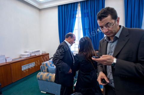 30 novembre 2011 : une journée dans le bureau de Moncef Marzouki à l'assemblée nationale lors des dernières tractactions de crise avec Ennahdha pour la mise ne place du gouvenrment de coalition. Les points de tension portent sur le réglement intérieur de l'assemblée et la feuille de route et la mini constitution pour régir le fonctionnement de l'état pour pour cette année de transition. Moncef Marzouki, présenti comme Président de la République refuse les porpositions d'Ennahdha : «Je n'accepterai jamais une présidence fictive. J'opterai pour une présidence avec des prérogatives réelles dans le cadre d'un régime qui confèrera aux trois présidences le rôle qui leur sied dans la gestion de la phase délicate dans laquelle s'engage le pays », a affirmé, mercredi, le Secrétaire général du Congrès pour la République (CPR) Moncef Marzouki dans la page officielle du parti sur Facebook.
