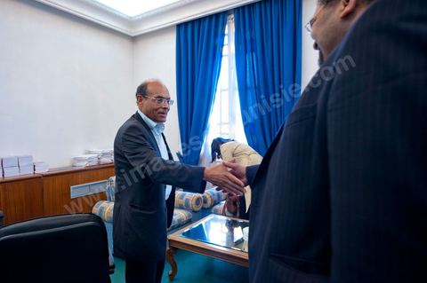 30 novembre 2011 : une journée dans le bureau de Moncef Marzouki à l'assemblée nationale lors des dernières tractactions de crise avec Ennahdha pour la mise ne place du gouvenrment de coalition. Les points de tension portent sur le réglement intérieur de l'assemblée et la feuille de route et la mini constitution pour régir le fonctionnement de l'état pour pour cette année de transition. Moncef Marzouki, présenti comme Président de la République refuse les porpositions d'Ennahdha : «Je n'accepterai jamais une présidence fictive. J'opterai pour une présidence avec des prérogatives réelles dans le cadre d'un régime qui confèrera aux trois présidences le rôle qui leur sied dans la gestion de la phase délicate dans laquelle s'engage le pays », a affirmé, mercredi, le Secrétaire général du Congrès pour la République (CPR) Moncef Marzouki dans la page officielle du parti sur Facebook.