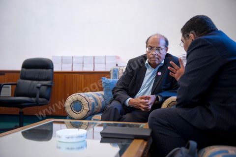 30 novembre 2011 : une journée dans le bureau de Moncef Marzouki à l'assemblée nationale lors des dernières tractactions de crise avec Ennahdha pour la mise ne place du gouvenrment de coalition. Les points de tension portent sur le réglement intérieur de l'assemblée et la feuille de route et la mini constitution pour régir le fonctionnement de l'état pour pour cette année de transition. Moncef Marzouki, présenti comme Président de la République refuse les porpositions d'Ennahdha : «Je n'accepterai jamais une présidence fictive. J'opterai pour une présidence avec des prérogatives réelles dans le cadre d'un régime qui confèrera aux trois présidences le rôle qui leur sied dans la gestion de la phase délicate dans laquelle s'engage le pays », a affirmé, mercredi, le Secrétaire général du Congrès pour la République (CPR) Moncef Marzouki dans la page officielle du parti sur Facebook.
