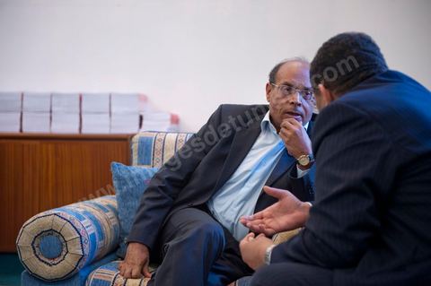 30 novembre 2011 : une journée dans le bureau de Moncef Marzouki à l'assemblée nationale lors des dernières tractactions de crise avec Ennahdha pour la mise ne place du gouvenrment de coalition. Les points de tension portent sur le réglement intérieur de l'assemblée et la feuille de route et la mini constitution pour régir le fonctionnement de l'état pour pour cette année de transition. Moncef Marzouki, présenti comme Président de la République refuse les porpositions d'Ennahdha : «Je n'accepterai jamais une présidence fictive. J'opterai pour une présidence avec des prérogatives réelles dans le cadre d'un régime qui confèrera aux trois présidences le rôle qui leur sied dans la gestion de la phase délicate dans laquelle s'engage le pays », a affirmé, mercredi, le Secrétaire général du Congrès pour la République (CPR) Moncef Marzouki dans la page officielle du parti sur Facebook.