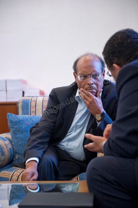 30 novembre 2011 : une journée dans le bureau de Moncef Marzouki à l'assemblée nationale lors des dernières tractactions de crise avec Ennahdha pour la mise ne place du gouvenrment de coalition. Les points de tension portent sur le réglement intérieur de l'assemblée et la feuille de route et la mini constitution pour régir le fonctionnement de l'état pour pour cette année de transition. Moncef Marzouki, présenti comme Président de la République refuse les porpositions d'Ennahdha : «Je n'accepterai jamais une présidence fictive. J'opterai pour une présidence avec des prérogatives réelles dans le cadre d'un régime qui confèrera aux trois présidences le rôle qui leur sied dans la gestion de la phase délicate dans laquelle s'engage le pays », a affirmé, mercredi, le Secrétaire général du Congrès pour la République (CPR) Moncef Marzouki dans la page officielle du parti sur Facebook.