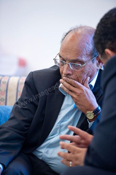 30 novembre 2011 : une journée dans le bureau de Moncef Marzouki à l'assemblée nationale lors des dernières tractactions de crise avec Ennahdha pour la mise ne place du gouvenrment de coalition. Les points de tension portent sur le réglement intérieur de l'assemblée et la feuille de route et la mini constitution pour régir le fonctionnement de l'état pour pour cette année de transition. Moncef Marzouki, présenti comme Président de la République refuse les porpositions d'Ennahdha : «Je n'accepterai jamais une présidence fictive. J'opterai pour une présidence avec des prérogatives réelles dans le cadre d'un régime qui confèrera aux trois présidences le rôle qui leur sied dans la gestion de la phase délicate dans laquelle s'engage le pays », a affirmé, mercredi, le Secrétaire général du Congrès pour la République (CPR) Moncef Marzouki dans la page officielle du parti sur Facebook.