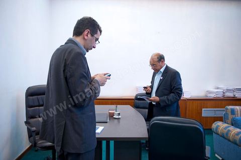 30 novembre 2011 : Moncef Marzouki avec ses collaborateurs et memebres du parti CPR. une journée dans le bureau de Moncef Marzouki à l'assemblée nationale lors des dernières tractactions de crise avec Ennahdha pour la mise ne place du gouvenrment de coalition. Les points de tension portent sur le réglement intérieur de l'assemblée et la feuille de route et la mini constitution pour régir le fonctionnement de l'état pour pour cette année de transition. Moncef Marzouki, présenti comme Président de la République refuse les porpositions d'Ennahdha : «Je n'accepterai jamais une présidence fictive. J'opterai pour une présidence avec des prérogatives réelles dans le cadre d'un régime qui confèrera aux trois présidences le rôle qui leur sied dans la gestion de la phase délicate dans laquelle s'engage le pays », a affirmé, mercredi, le Secrétaire général du Congrès pour la République (CPR) Moncef Marzouki dans la page officielle du parti sur Facebook.