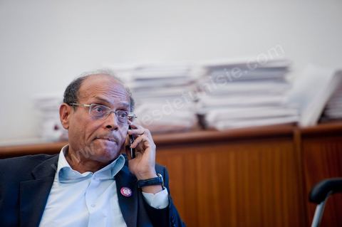 30 novembre 2011 : une journée dans le bureau de Moncef Marzouki à l'assemblée nationale lors des dernières tractactions de crise avec Ennahdha pour la mise ne place du gouvenrment de coalition. Les points de tension portent sur le réglement intérieur de l'assemblée et la feuille de route et la mini constitution pour régir le fonctionnement de l'état pour pour cette année de transition. Moncef Marzouki, présenti comme Président de la République refuse les porpositions d'Ennahdha : «Je n'accepterai jamais une présidence fictive. J'opterai pour une présidence avec des prérogatives réelles dans le cadre d'un régime qui confèrera aux trois présidences le rôle qui leur sied dans la gestion de la phase délicate dans laquelle s'engage le pays », a affirmé, mercredi, le Secrétaire général du Congrès pour la République (CPR) Moncef Marzouki dans la page officielle du parti sur Facebook.
