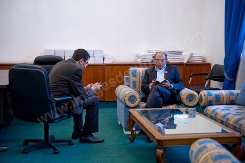 30 novembre 2011 : Moncef Marzouki avec ses collaborateurs et memebres du parti CPR. une journée dans le bureau de Moncef Marzouki à l'assemblée nationale lors des dernières tractactions de crise avec Ennahdha pour la mise ne place du gouvenrment de coalition. Les points de tension portent sur le réglement intérieur de l'assemblée et la feuille de route et la mini constitution pour régir le fonctionnement de l'état pour pour cette année de transition. Moncef Marzouki, présenti comme Président de la République refuse les porpositions d'Ennahdha : «Je n'accepterai jamais une présidence fictive. J'opterai pour une présidence avec des prérogatives réelles dans le cadre d'un régime qui confèrera aux trois présidences le rôle qui leur sied dans la gestion de la phase délicate dans laquelle s'engage le pays », a affirmé, mercredi, le Secrétaire général du Congrès pour la République (CPR) Moncef Marzouki dans la page officielle du parti sur Facebook.