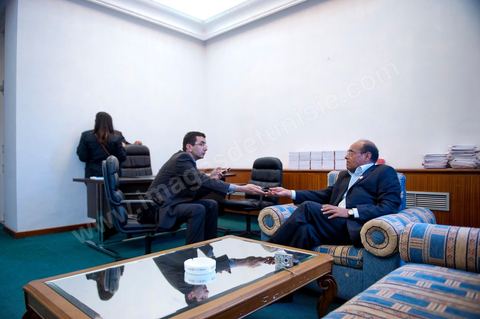 30 novembre 2011 : Moncef Marzouki avec ses collaborateurs et memebres du parti CPR. une journée dans le bureau de Moncef Marzouki à l'assemblée nationale lors des dernières tractactions de crise avec Ennahdha pour la mise ne place du gouvenrment de coalition. Les points de tension portent sur le réglement intérieur de l'assemblée et la feuille de route et la mini constitution pour régir le fonctionnement de l'état pour pour cette année de transition. Moncef Marzouki, présenti comme Président de la République refuse les porpositions d'Ennahdha : «Je n'accepterai jamais une présidence fictive. J'opterai pour une présidence avec des prérogatives réelles dans le cadre d'un régime qui confèrera aux trois présidences le rôle qui leur sied dans la gestion de la phase délicate dans laquelle s'engage le pays », a affirmé, mercredi, le Secrétaire général du Congrès pour la République (CPR) Moncef Marzouki dans la page officielle du parti sur Facebook.