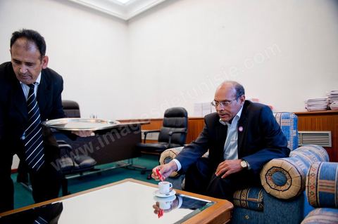 30 novembre 2011 : une journée dans le bureau de Moncef Marzouki à l'assemblée nationale lors des dernières tractactions de crise avec Ennahdha pour la mise ne place du gouvenrment de coalition. Les points de tension portent sur le réglement intérieur de l'assemblée et la feuille de route et la mini constitution pour régir le fonctionnement de l'état pour pour cette année de transition. Moncef Marzouki, présenti comme Président de la République refuse les porpositions d'Ennahdha : «Je n'accepterai jamais une présidence fictive. J'opterai pour une présidence avec des prérogatives réelles dans le cadre d'un régime qui confèrera aux trois présidences le rôle qui leur sied dans la gestion de la phase délicate dans laquelle s'engage le pays », a affirmé, mercredi, le Secrétaire général du Congrès pour la République (CPR) Moncef Marzouki dans la page officielle du parti sur Facebook.
