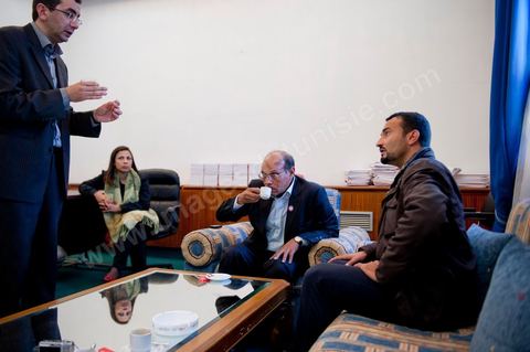 30 novembre 2011 : Réunion avec les membres de la commision économique du CPR pour travailler sur une nouvelle proposition de projet de loi de finace pour 2012. une journée dans le bureau de Moncef Marzouki à l'assemblée nationale lors des dernières tractactions de crise avec Ennahdha pour la mise ne place du gouvenrment de coalition. Les points de tension portent sur le réglement intérieur de l'assemblée et la feuille de route et la mini constitution pour régir le fonctionnement de l'état pour pour cette année de transition. Moncef Marzouki, présenti comme Président de la République refuse les porpositions d'Ennahdha : «Je n'accepterai jamais une présidence fictive. J'opterai pour une présidence avec des prérogatives réelles dans le cadre d'un régime qui confèrera aux trois présidences le rôle qui leur sied dans la gestion de la phase délicate dans laquelle s'engage le pays », a affirmé, mercredi, le Secrétaire général du Congrès pour la République (CPR) Moncef Marzouki dans la page officielle du parti sur Facebook.
