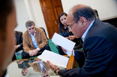 30 novembre 2011 : Réunion avec les membres de la commision économique du CPR pour travailler sur une nouvelle proposition de projet de loi de finace pour 2012. une journée dans le bureau de Moncef Marzouki à l'assemblée nationale lors des dernières tractactions de crise avec Ennahdha pour la mise ne place du gouvenrment de coalition. Les points de tension portent sur le réglement intérieur de l'assemblée et la feuille de route et la mini constitution pour régir le fonctionnement de l'état pour pour cette année de transition. Moncef Marzouki, présenti comme Président de la République refuse les porpositions d'Ennahdha : «Je n'accepterai jamais une présidence fictive. J'opterai pour une présidence avec des prérogatives réelles dans le cadre d'un régime qui confèrera aux trois présidences le rôle qui leur sied dans la gestion de la phase délicate dans laquelle s'engage le pays », a affirmé, mercredi, le Secrétaire général du Congrès pour la République (CPR) Moncef Marzouki dans la page officielle du parti sur Facebook.