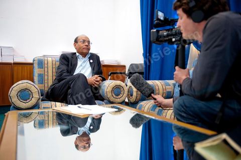 30 novembre 2011 : une journée dans le bureau de Moncef Marzouki à l'assemblée nationale lors des dernières tractactions de crise avec Ennahdha pour la mise ne place du gouvenrment de coalition. Les points de tension portent sur le réglement intérieur de l'assemblée et la feuille de route et la mini constitution pour régir le fonctionnement de l'état pour pour cette année de transition. Moncef Marzouki, présenti comme Président de la République refuse les porpositions d'Ennahdha : «Je n'accepterai jamais une présidence fictive. J'opterai pour une présidence avec des prérogatives réelles dans le cadre d'un régime qui confèrera aux trois présidences le rôle qui leur sied dans la gestion de la phase délicate dans laquelle s'engage le pays », a affirmé, mercredi, le Secrétaire général du Congrès pour la République (CPR) Moncef Marzouki dans la page officielle du parti sur Facebook.