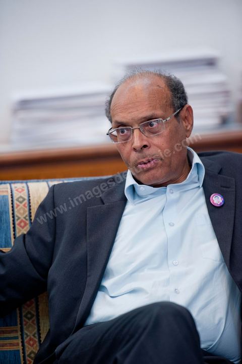30 novembre 2011 : une journée dans le bureau de Moncef Marzouki à l'assemblée nationale lors des dernières tractactions de crise avec Ennahdha pour la mise ne place du gouvenrment de coalition. Les points de tension portent sur le réglement intérieur de l'assemblée et la feuille de route et la mini constitution pour régir le fonctionnement de l'état pour pour cette année de transition. Moncef Marzouki, présenti comme Président de la République refuse les porpositions d'Ennahdha : «Je n'accepterai jamais une présidence fictive. J'opterai pour une présidence avec des prérogatives réelles dans le cadre d'un régime qui confèrera aux trois présidences le rôle qui leur sied dans la gestion de la phase délicate dans laquelle s'engage le pays », a affirmé, mercredi, le Secrétaire général du Congrès pour la République (CPR) Moncef Marzouki dans la page officielle du parti sur Facebook.
