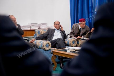 30 novembre 2011 : réunion en fin de journée avec les 13 membres du bureau politique du CPR pour détermniner leurs positions à suivre suite à la situation politique. une journée dans le bureau de Moncef Marzouki à l'assemblée nationale lors des dernières tractactions de crise avec Ennahdha pour la mise ne place du gouvenrment de coalition. Les points de tension portent sur le réglement intérieur de l'assemblée et la feuille de route et la mini constitution pour régir le fonctionnement de l'état pour pour cette année de transition. Moncef Marzouki, présenti comme Président de la République refuse les porpositions d'Ennahdha : «Je n'accepterai jamais une présidence fictive. J'opterai pour une présidence avec des prérogatives réelles dans le cadre d'un régime qui confèrera aux trois présidences le rôle qui leur sied dans la gestion de la phase délicate dans laquelle s'engage le pays », a affirmé, mercredi, le Secrétaire général du Congrès pour la République (CPR) Moncef Marzouki dans la page officielle du parti sur Facebook.